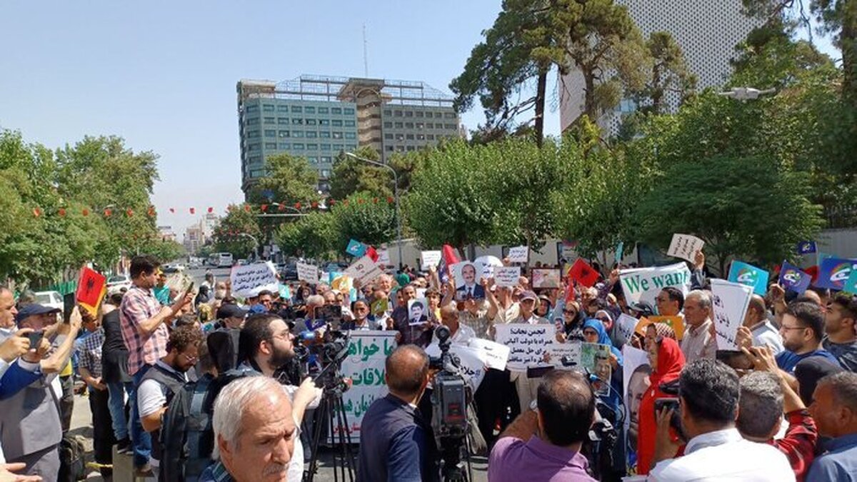 تجمع خانواده‌های اعضای گرفتار شده در گروهک منافقین مقابل سفارت ترکیه