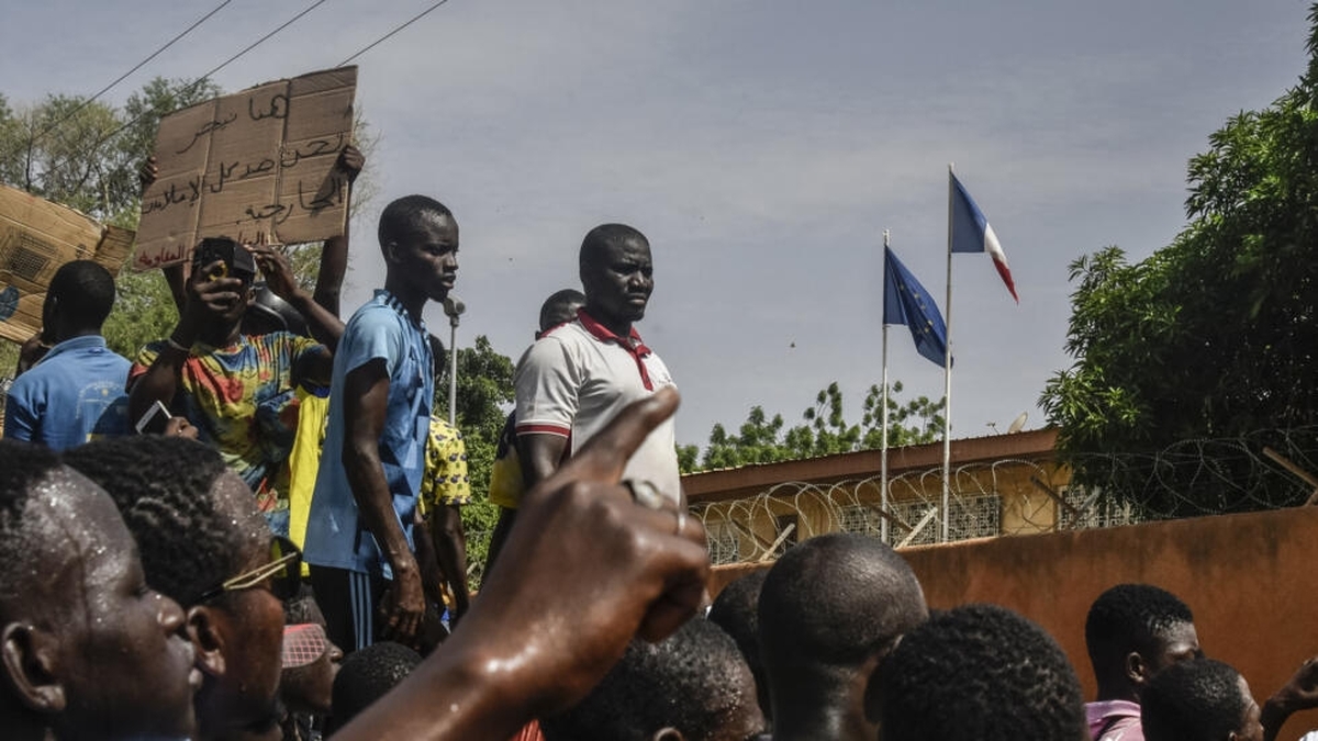 فرانسه اتباعش را از نیجر خارج می‌کند