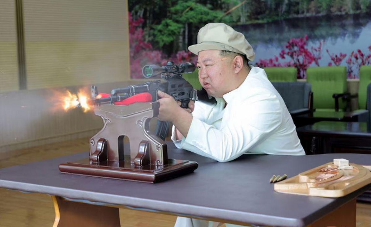 بازدید رهبر کره شمالی از کارخانه‌های اسلحه سازی/ تاکید بر افزایش ظرفیت تولید