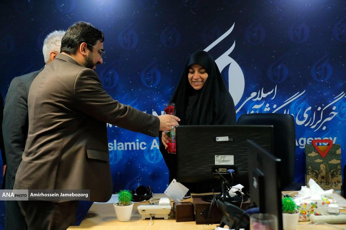 بازدید رئیس دانشگاه آزاد اسلامی از خبرگزاری علم و فناوری آنا