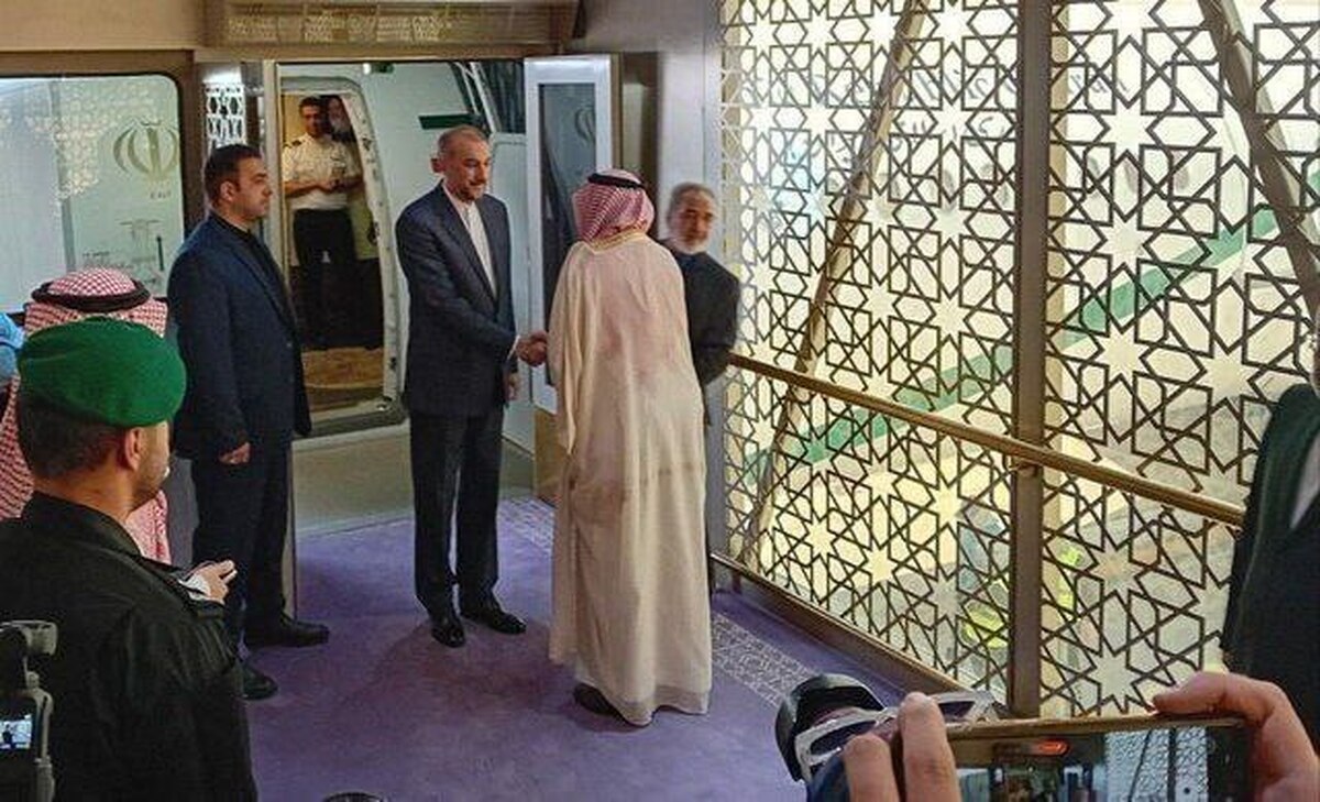 وزیر خارجه کشورمان وارد ریاض شد / اهتزاز پرچم جمهوری اسلامی ایران در عربستان + عکس