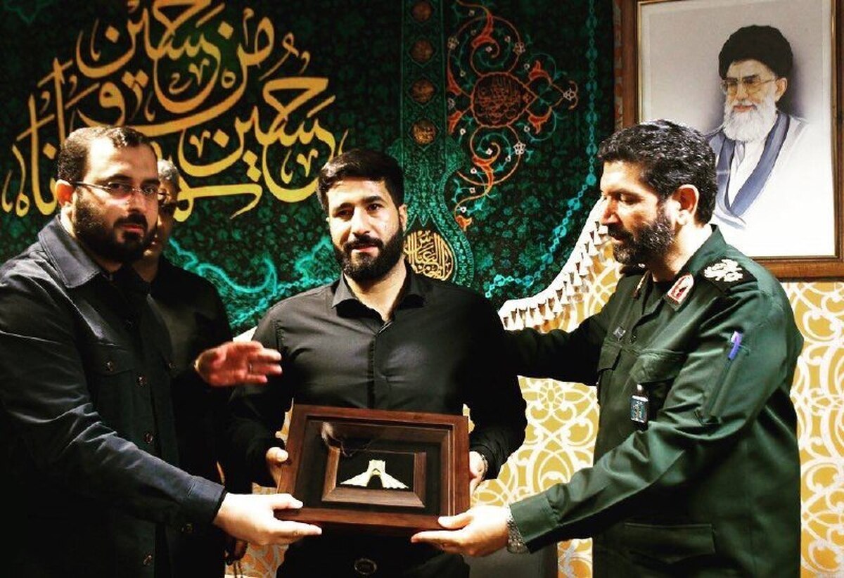 اعطای نشان آزادی ملت ایران به قهرمان شاهچراغ+ فیلم