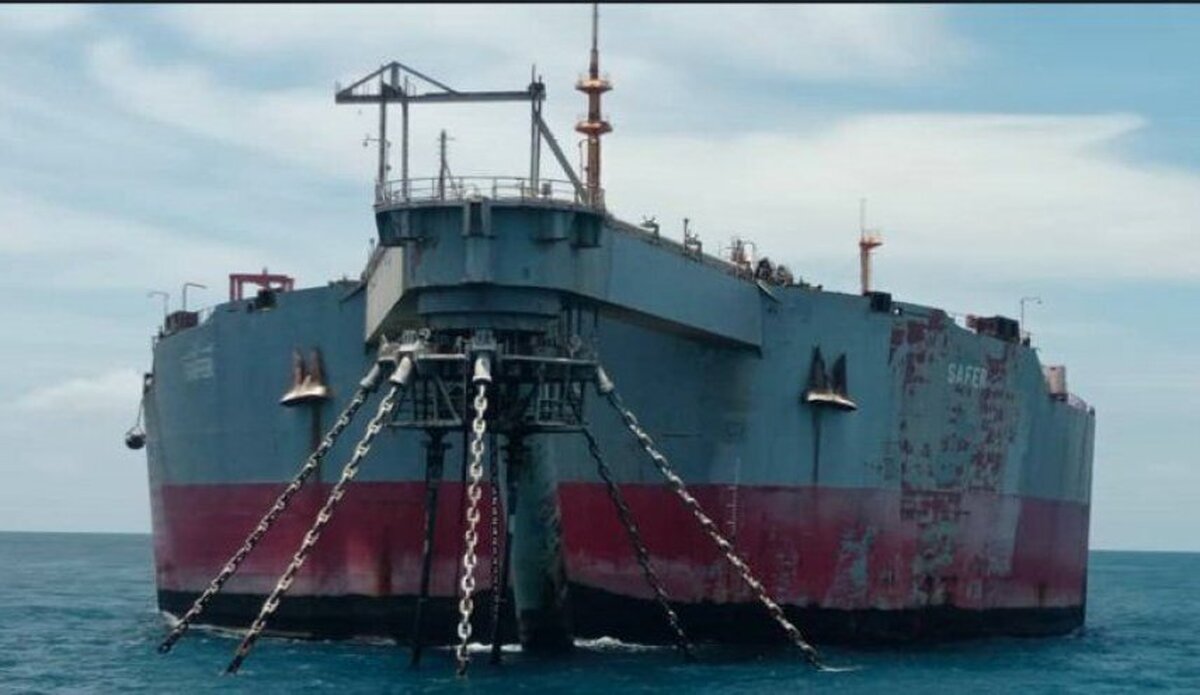 انتقال محموله نفتکش «صافر» به کشتی جایگزین