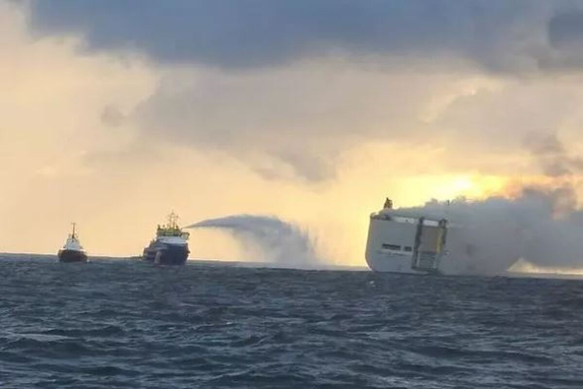 یک کشتی هلندی حامل ۳ هزار خودرو در آتش سوخت