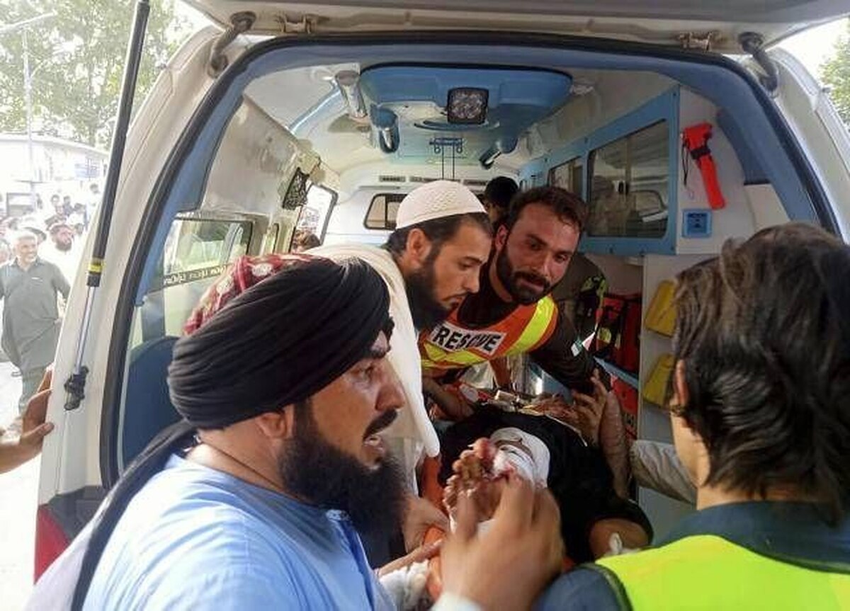 تعداد کشته‌شدگان انفجار تروریستی در پاکستان به ۴۰ نفر رسید+ فیلم و عکس