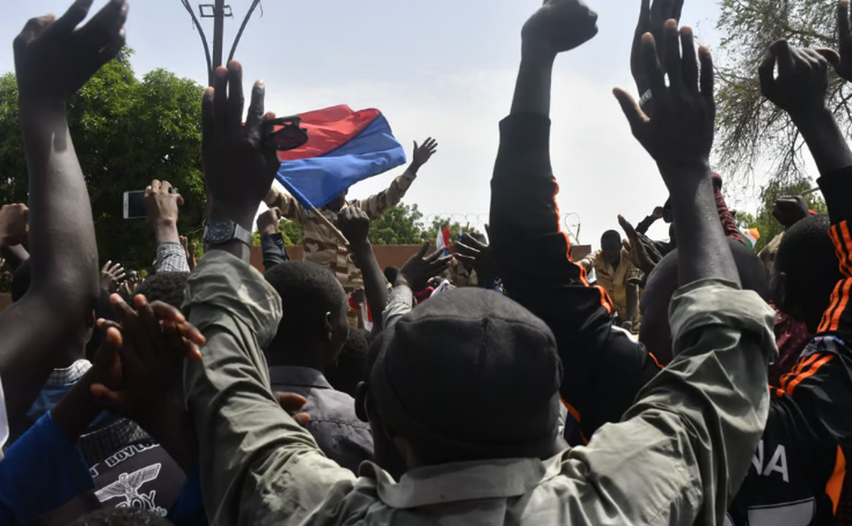 کودتای نیجر  اِکُواس تهدید به مداخله نظامی کرد