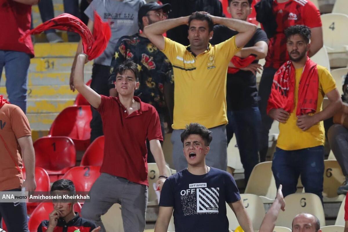 خشم و ناراحتی روی سکو‌های ورزشگاه یادگار امام/ تراکتوری‌ها در بهت و اندوه+ تصاویر