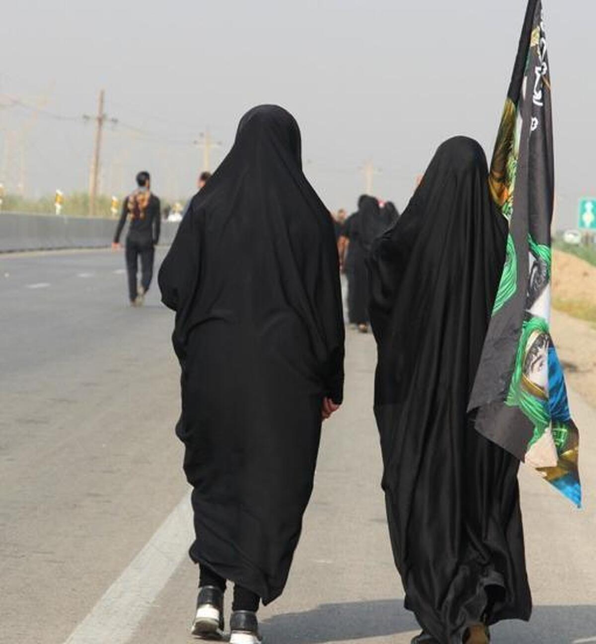 پاهای ناتوان زائری که با دستاورد ایرانی در مسیر اربعین به حرکت درآمد
