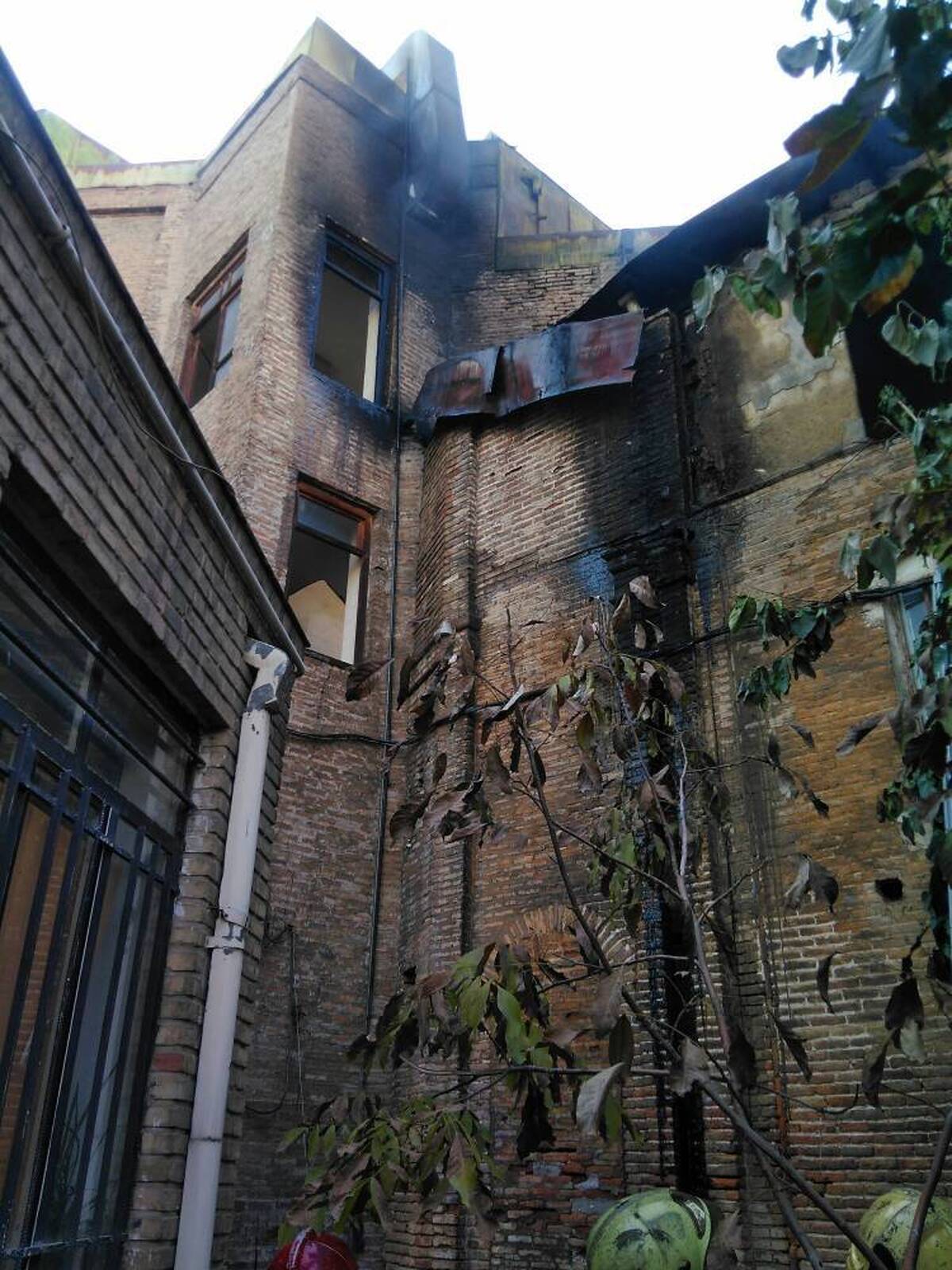 آتش‌سوزی ساختمان دو طبقه در خیابان ملت مهار شد + فیلم
