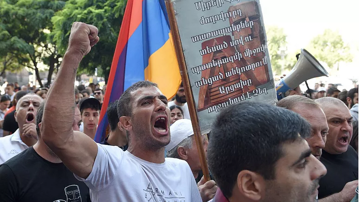 مخالفان پاشینیان با آتش‌بس در قره‌باغ به خیابان‌های ایروان سرازیر شدند