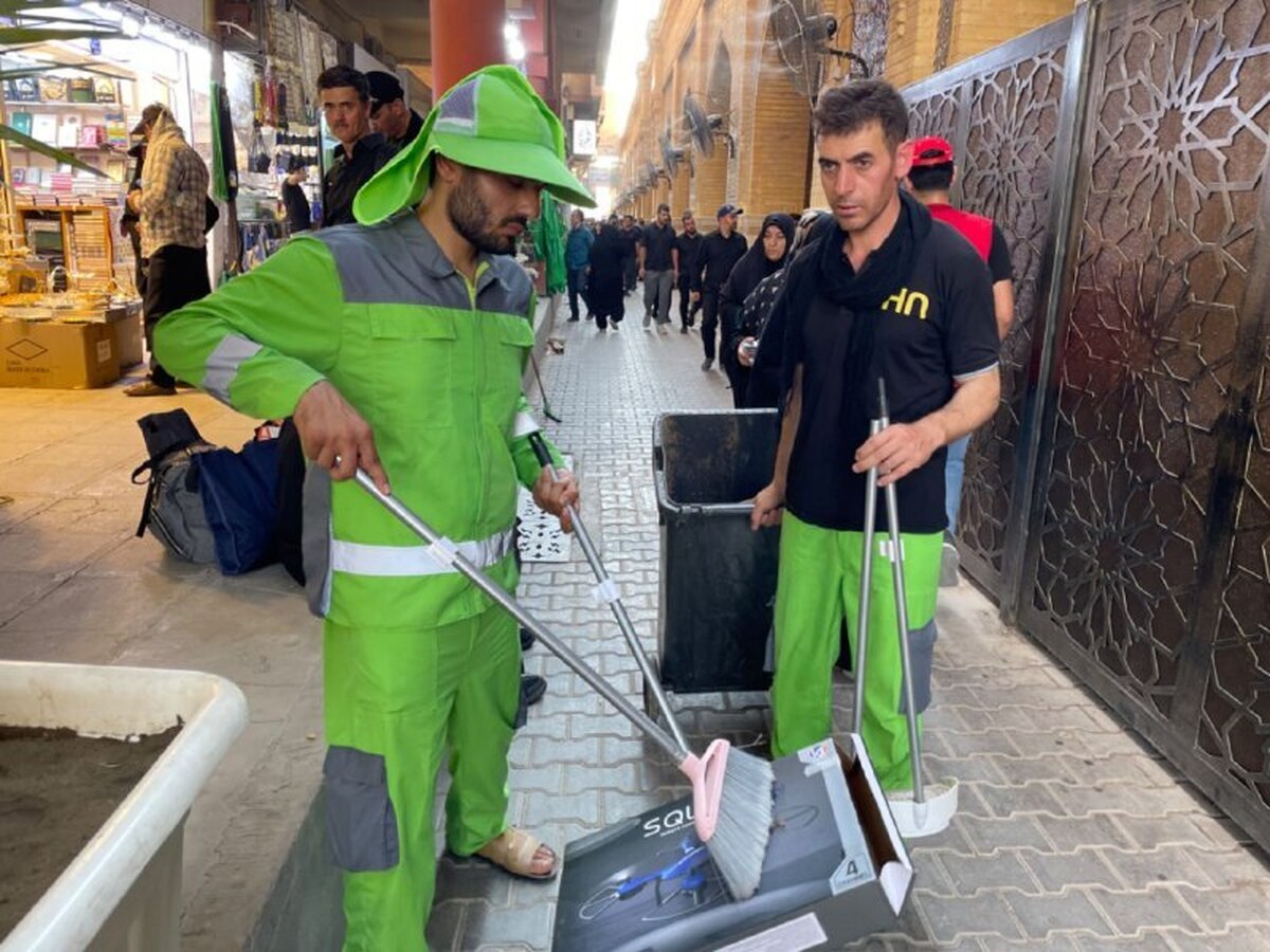 نظافت خیابان‌های مجاور حرم  امیرالمومنین(ع) توسط خادمین ایرانی