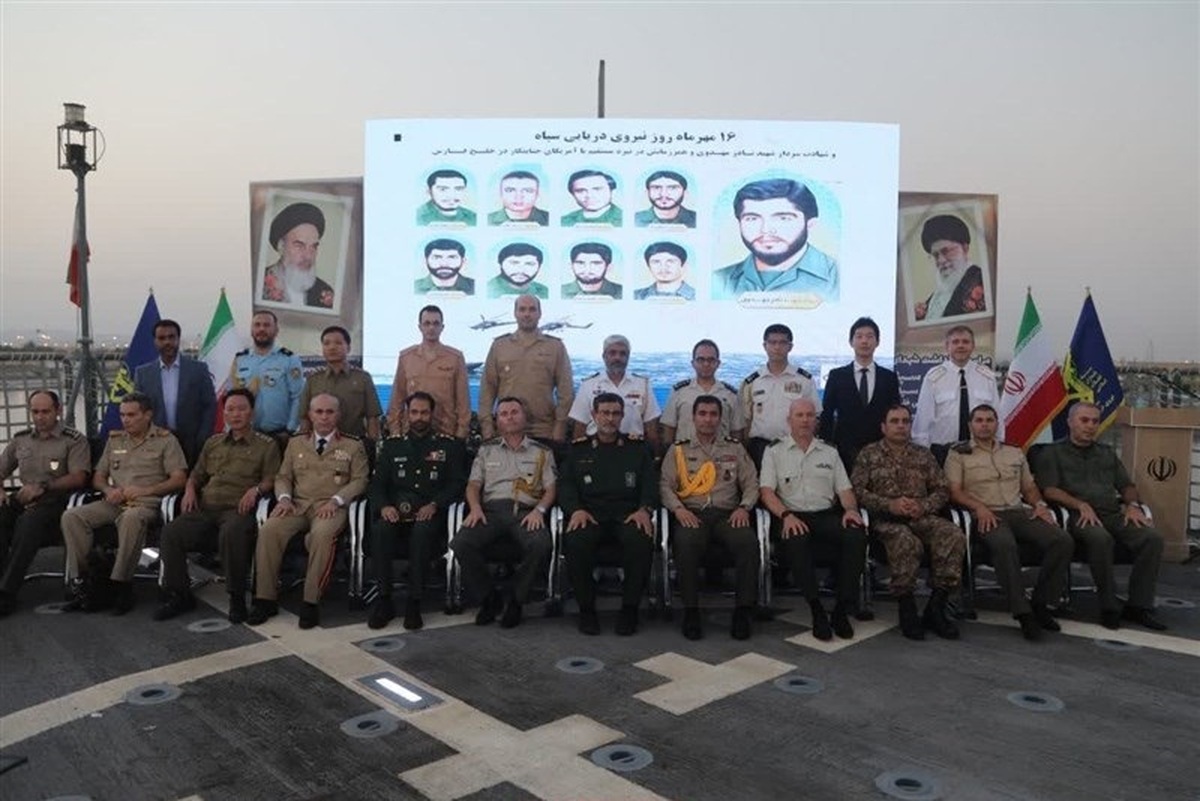 عکس یادگاری وابستگان نظامی خارجی روی عرشه ناو شهید سلیمانی سپاه