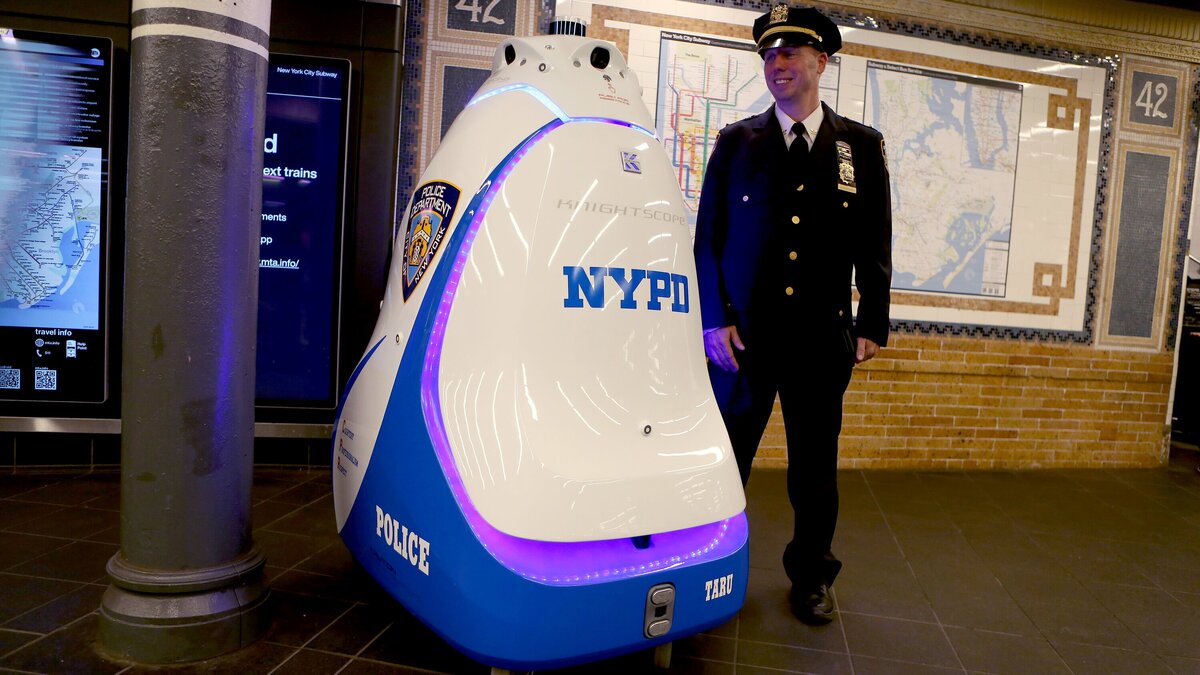 ربات امنیتی پلیس با هوش مصنوعی ایستگاه مترو را رصد می‌کند