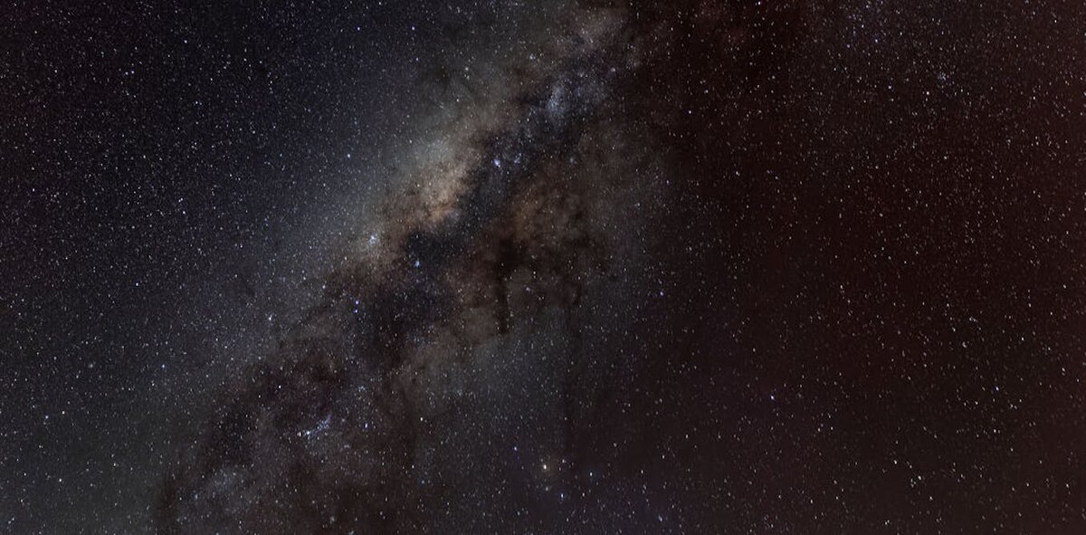 چرا با وجود این همه ستاره فضا تاریک است؟