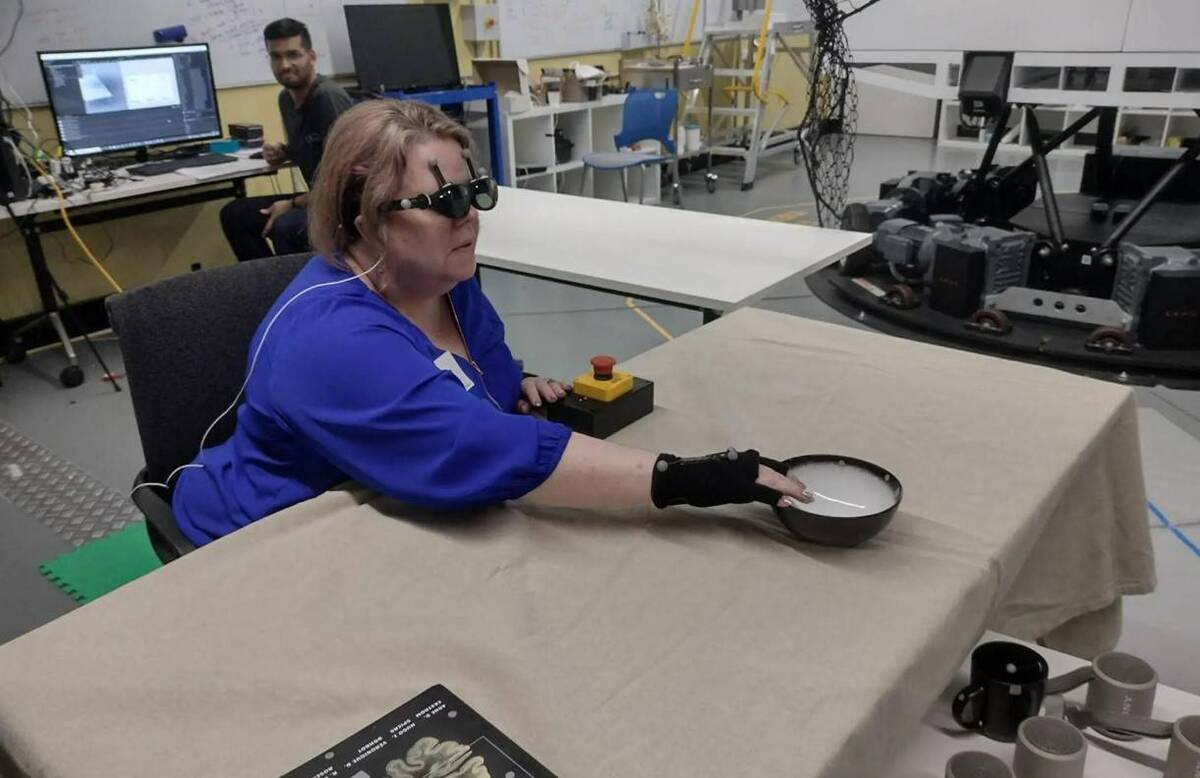 فناوری برای نابینایان/ ساخت عینک هوشمندی که مشاهدات را به صوت تبدیل می‌کند