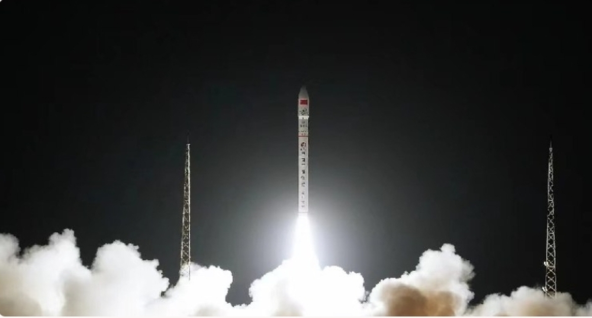 موشک ۴ قسمتی چین دو ماهواره را به مدار زمین رساند