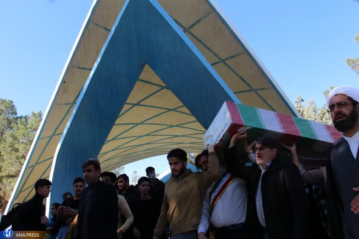 تشییع شهید گمنام در دانشگاه آزاد نجف‌آباد + تصاویر