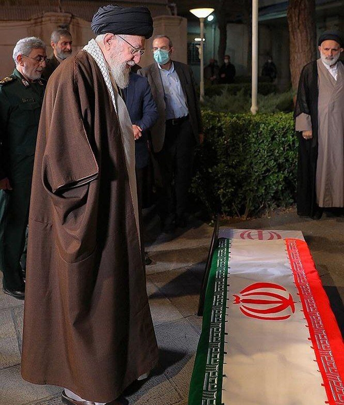 اقامه نماز بر پیکر شهدای حمله تروریستی به سفارت ایران در دمشق