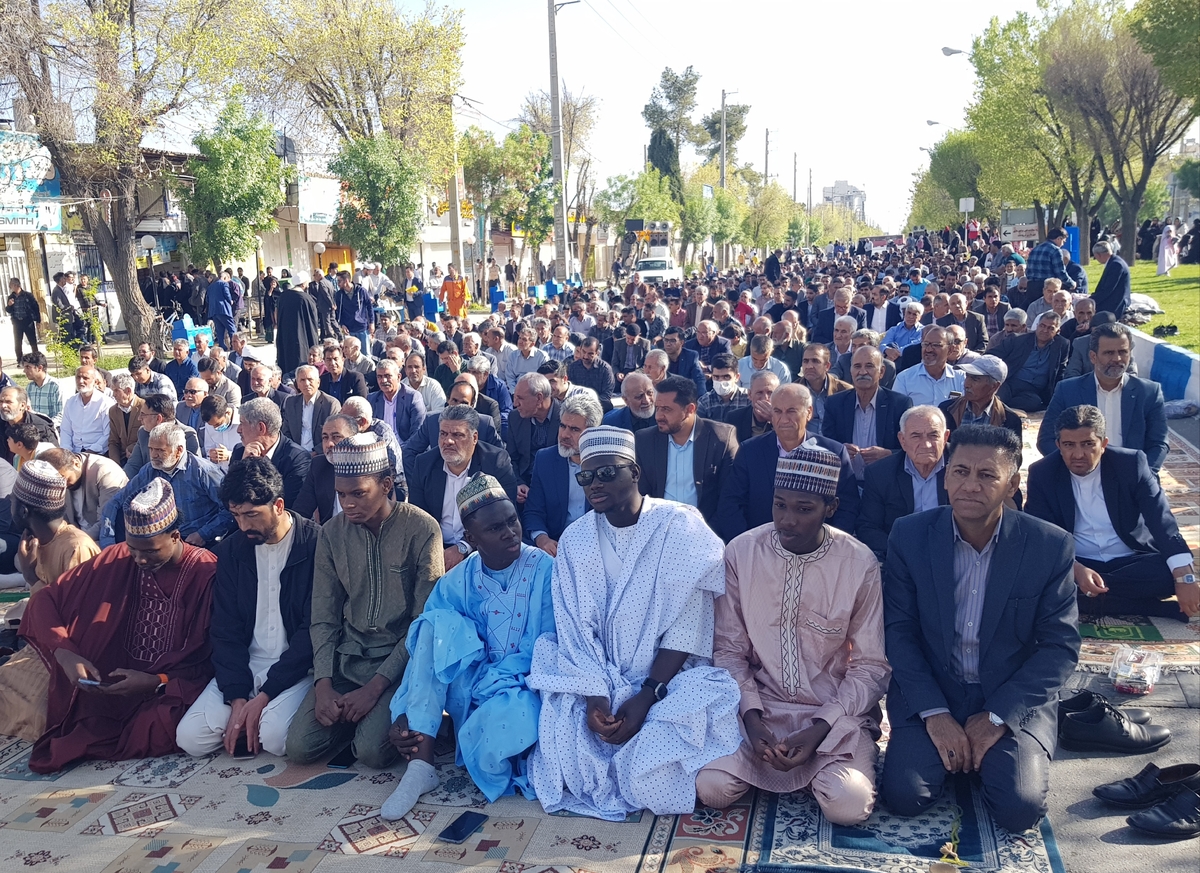 حضور دانشجویان خارجی دانشگاه آزاد مرودشت در نماز عید سعید فطر