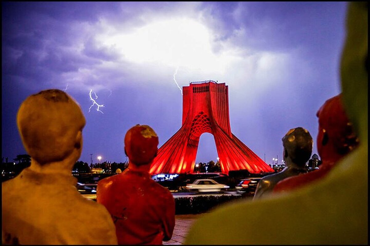 برج آزادی تهران به مناسبت روز هموفیلی «قرمز» شد
